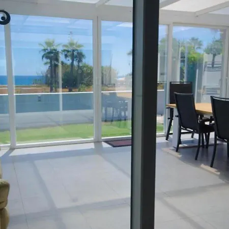 Villa De La Popa - Beachfront Estepona