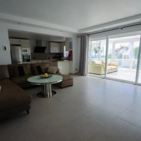 Villa De La Popa - Beachfront Estepona